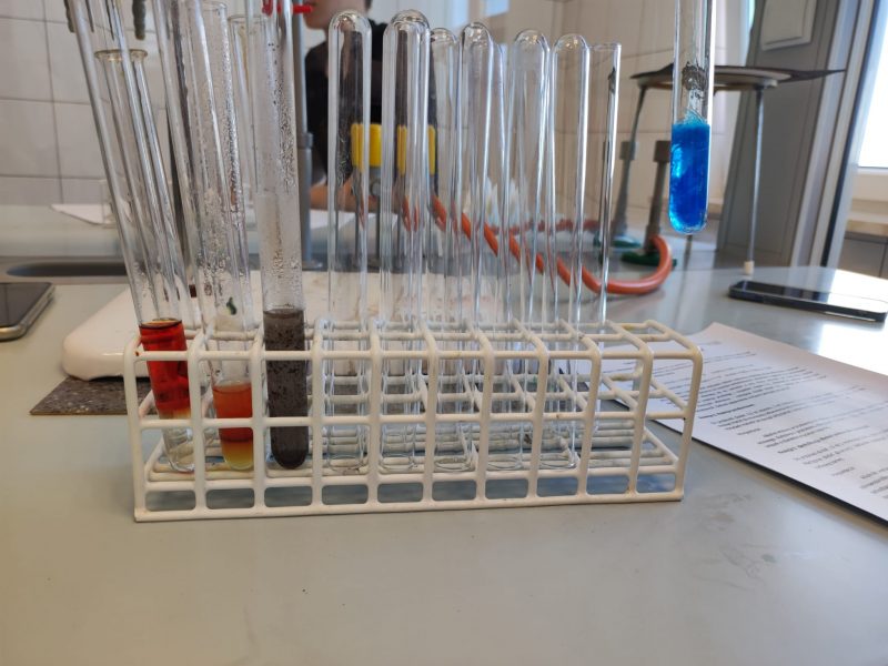 Zajęcia laboratoryjne z chemii na Uniwersytecie Medycznym