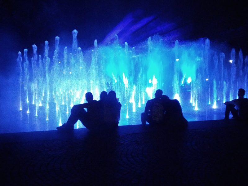 Pokaz fontanny multimedialnej na Placu Litewskim